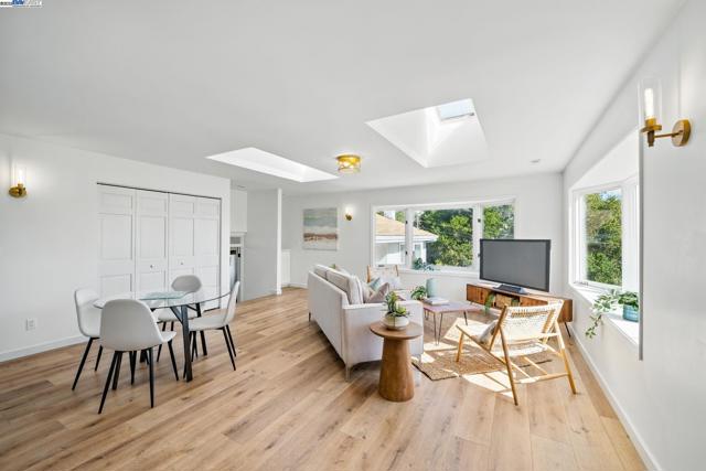 35 San Joaquin Pl, Novato CA: https://media.crmls.org/mediaz/4618da8b-0cb5-4965-9d08-9cb936e6921b.jpg