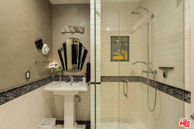 1441 Columbia Drive, Glendale CA: https://media.crmls.org/mediaz/4618dc16-d929-4388-ab16-e073bf9080d1.jpg