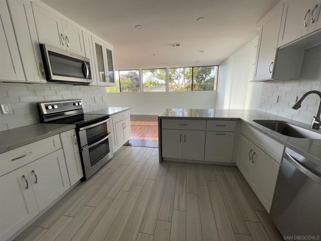 2420 Torrey Pines Rd, La Jolla CA: https://media.crmls.org/mediaz/46191441-0b03-4db0-8f9b-770720cd01b7.jpg