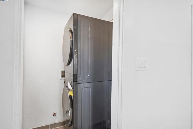 5542 Harvey Ave, Oakland CA: https://media.crmls.org/mediaz/46196be5-4ce8-4cf5-b2bf-4921f094c177.jpg