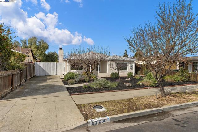 633 N P St, Livermore CA: https://media.crmls.org/mediaz/461c3972-7e15-4c33-bc0e-6b0566125f35.jpg