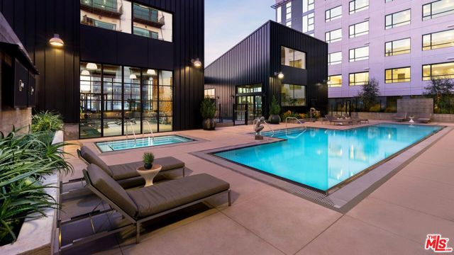 695 S Santa Fe Avenue, Los Angeles CA: https://media.crmls.org/mediaz/461d4944-387f-45a9-a96f-91f26a9bb005.jpg