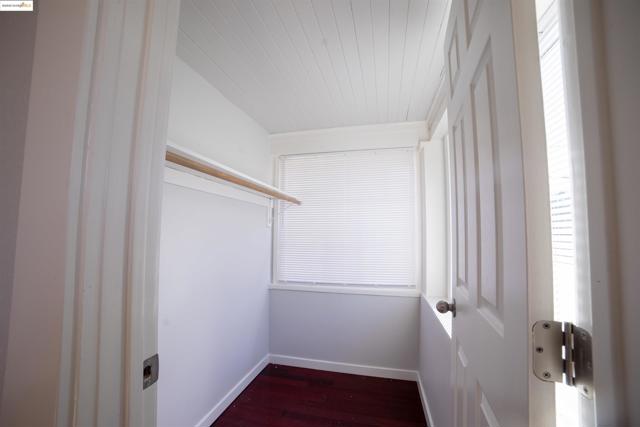 3517 Allendale Ave, Oakland CA: https://media.crmls.org/mediaz/461d4d2f-1f6f-4ebc-ba47-b76836677fd4.jpg