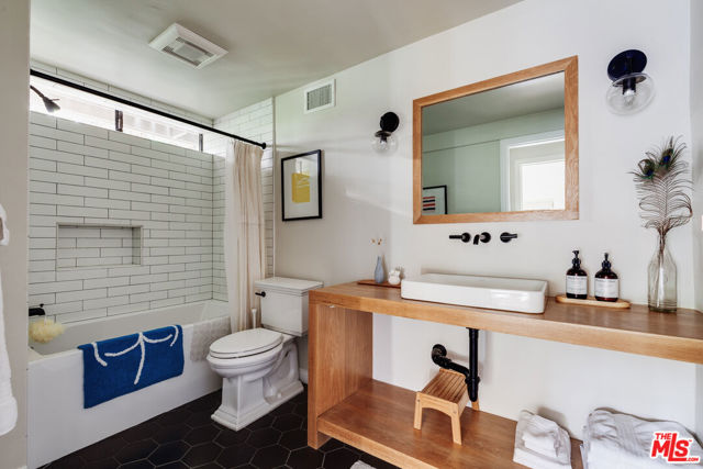 3629 Serra Road, Malibu CA: https://media.crmls.org/mediaz/461d6d54-8247-41b3-aec6-88155032ef8c.jpg