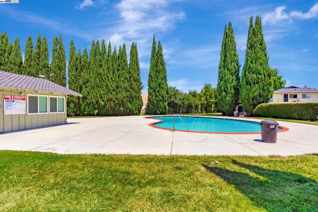 2274 Peacock Pl, Union City CA: https://media.crmls.org/mediaz/461ddf40-a191-4a26-88bb-51100b1613ce.jpg