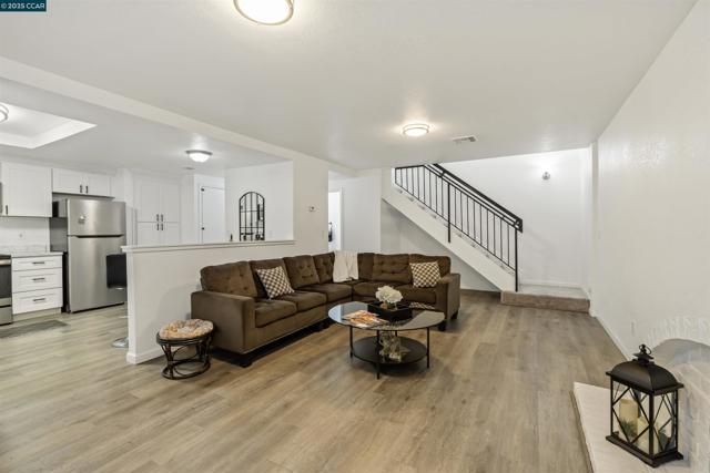 2593 El Portal Dr., San Pablo CA: https://media.crmls.org/mediaz/461e52ff-82e9-4a87-8bb4-3972e8120759.jpg