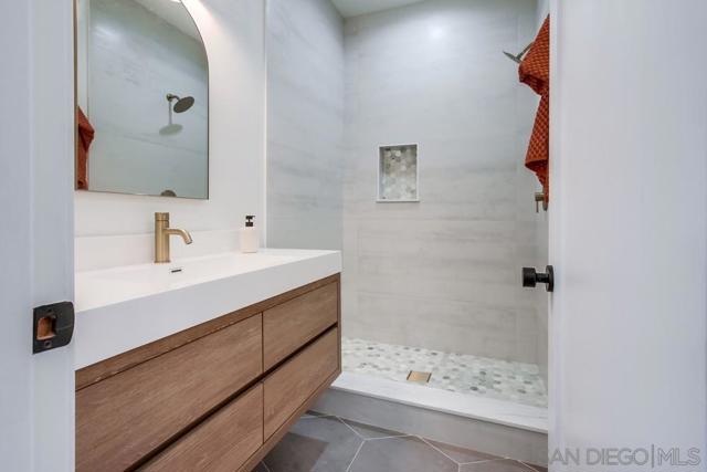 2482 San Clemente Ave, Vista CA: https://media.crmls.org/mediaz/461eb2d2-6fbc-40fb-97a0-2313078726cf.jpg