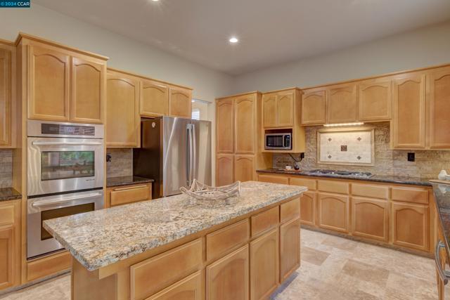 5171 Keller Ridge Dr, Clayton CA: https://media.crmls.org/mediaz/461f127b-da79-4cbc-8028-c2ee59b9a6d1.jpg