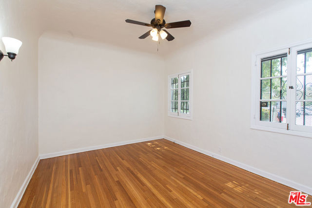 181 S Sycamore Avenue, Los Angeles CA: https://media.crmls.org/mediaz/461f8bda-19b9-4d1f-84f4-a19732c52721.jpg