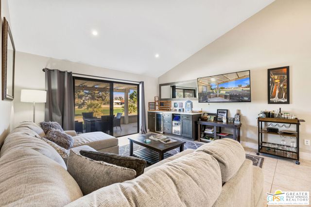 40165 Baltusrol Circle, Palm Desert CA: https://media.crmls.org/mediaz/4621a636-2c3e-4bd6-be63-dccc2e7a91bc.jpg