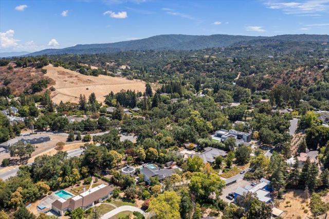 14228 Amherst Court, Los Altos Hills CA: https://media.crmls.org/mediaz/462226ca-f545-4dcf-8985-5ee98a813e01.jpg