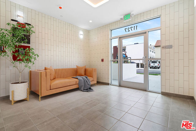 11727 Kiowa Avenue, Los Angeles CA: https://media.crmls.org/mediaz/462260b0-703e-4e98-bedb-6abf108fbce0.jpg
