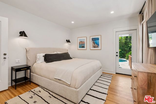 555 N Irving Boulevard, Los Angeles CA: https://media.crmls.org/mediaz/4622b497-9e57-49bf-b545-58d317374bf0.jpg