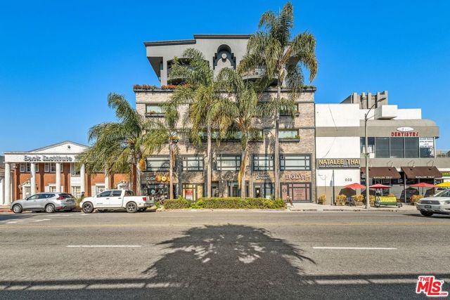 930 S Robertson Boulevard, Los Angeles CA: https://media.crmls.org/mediaz/46234f19-0130-4eae-8e97-71f57c412434.jpg