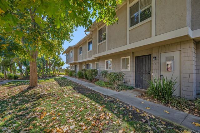 Detail Gallery Image 2 of 32 For 2112 E Vista Way #10,  Vista,  CA 92084 - 3 Beds | 2/1 Baths