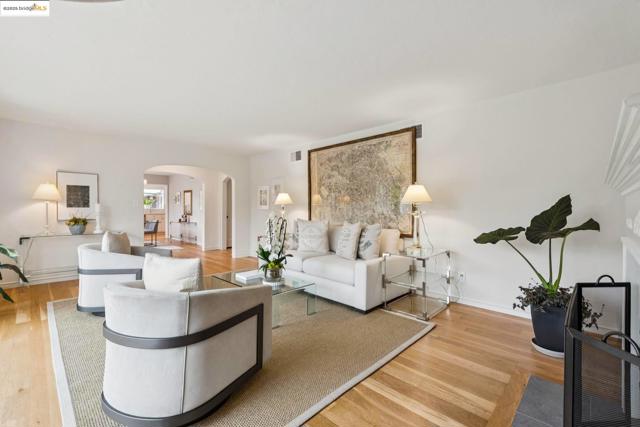 2250 Bywood Dr, Oakland CA: https://media.crmls.org/mediaz/462475ae-6baf-4b10-a818-a8ab18c1c3be.jpg
