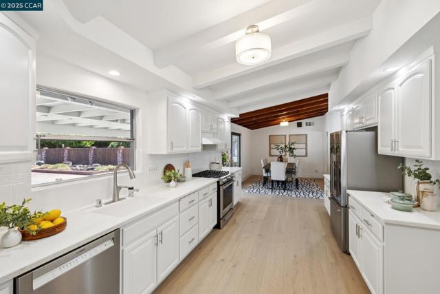 12 La Sonoma Ct, Alamo CA: https://media.crmls.org/mediaz/4625c370-d967-4073-9376-7e9e0d34162a.jpg