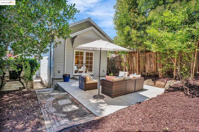 580 Chetwood St., Oakland CA: https://media.crmls.org/mediaz/46260887-692b-4fb8-8431-b6e3c1236370.jpg