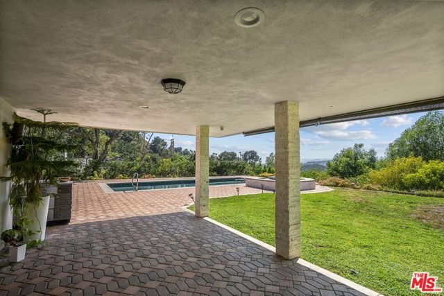 405 Evelyn Place, Beverly Hills CA: https://media.crmls.org/mediaz/462665ef-97ea-4841-9dff-8f78096cb7bf.jpg