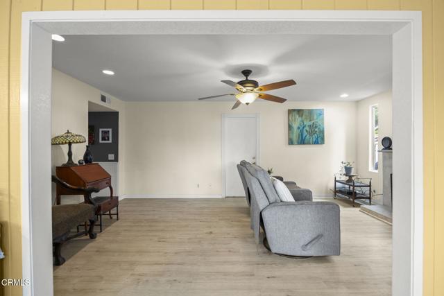 1099 N Agusta Avenue, Camarillo CA: https://media.crmls.org/mediaz/4626c2bd-9188-4d15-84cf-1fa877b455d8.jpg