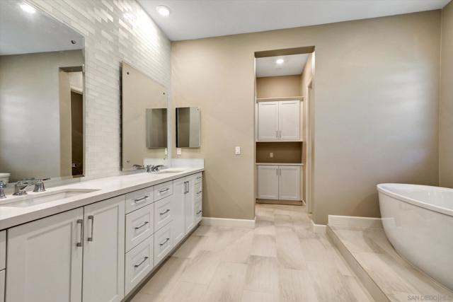 16231 Sunny Summit Dr, San Diego CA: https://media.crmls.org/mediaz/46274595-8b72-408f-8ce9-e188cf82e32c.jpg