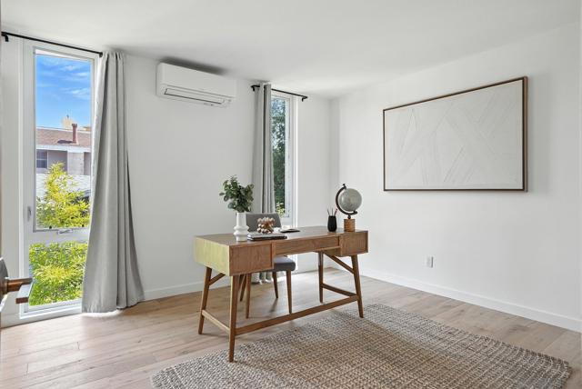 222 Quince St, San Diego CA: https://media.crmls.org/mediaz/4627f08d-2fad-4927-896f-93ab2fe66329.jpg