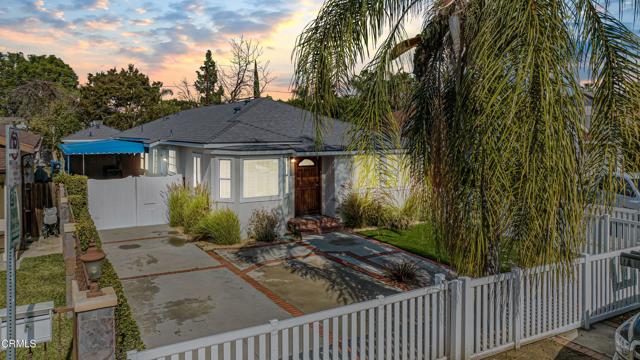 Detail Gallery Image 3 of 37 For 15233 Camarillo St, Sherman Oaks,  CA 91403 - 5 Beds | 4 Baths