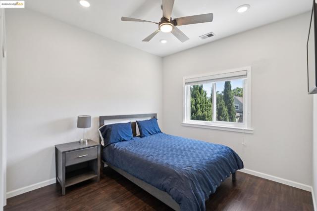 557 33Rd St, Oakland CA: https://media.crmls.org/mediaz/46285521-c3ba-4579-a7a6-afeb5677e861.jpg