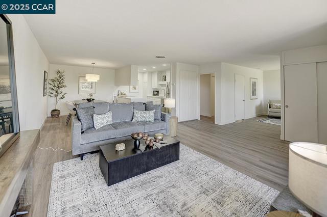 2101 PTARMIGAN DR, Walnut Creek CA: https://media.crmls.org/mediaz/462f4674-fc38-4253-9205-e05177946cf1.jpg