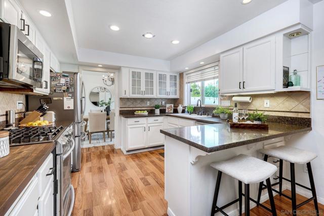 13791 Via Tres Vista, San Diego CA: https://media.crmls.org/mediaz/462f9d83-e5c7-4c77-ae7a-d2085964129e.jpg