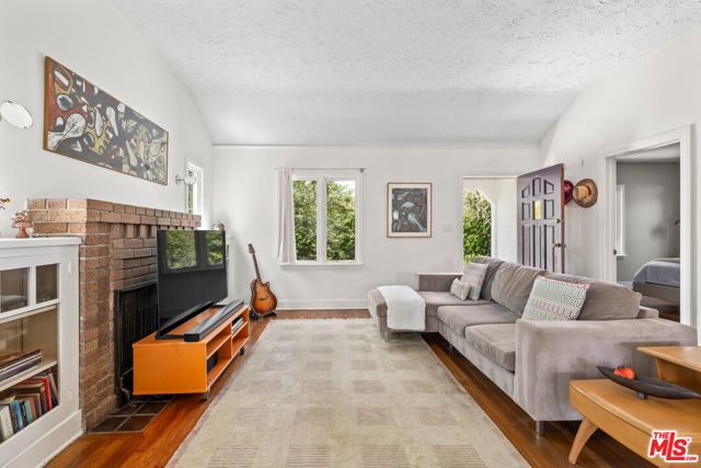 2310 Glencoe Avenue, Venice CA: https://media.crmls.org/mediaz/4630ca6c-f55c-4afd-abe2-541fca1fb454.jpg
