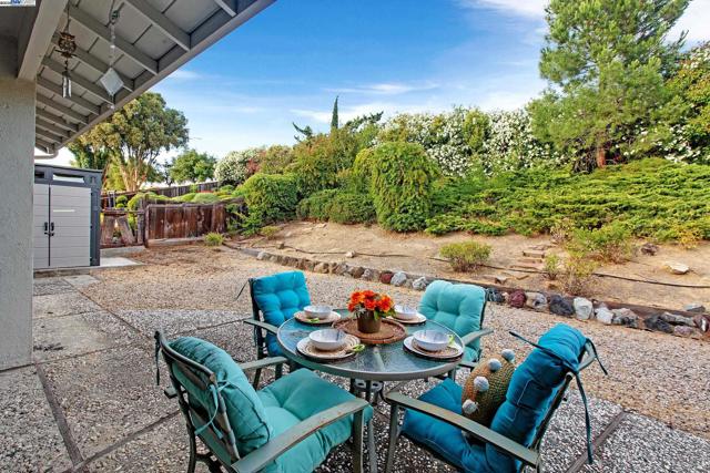 9140 Tangerine St, San Ramon CA: https://media.crmls.org/mediaz/46313a15-12e2-45ed-b1f1-6f037b82306f.jpg