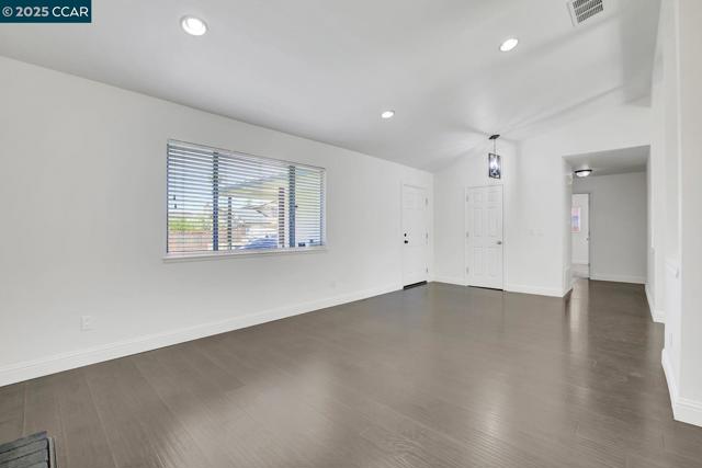 4780 Burgundy Dr, Oakley CA: https://media.crmls.org/mediaz/463175c7-19dd-4fd7-8ced-62512bdf141b.jpg