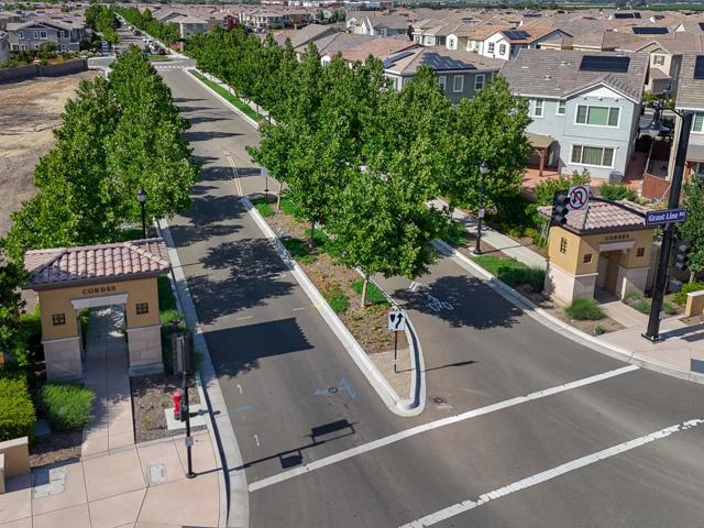 410 E Redberry Place, Mountain House CA: https://media.crmls.org/mediaz/463179c1-0f47-44de-855b-d0f13ac9b8b3.jpg
