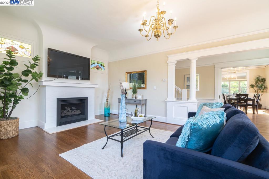 1336 Regent St