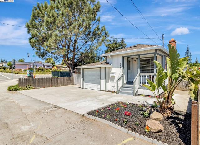 2940 Somerset Ave, Castro Valley CA: https://media.crmls.org/mediaz/4631a956-58ea-4552-b30b-0babf37da576.jpg