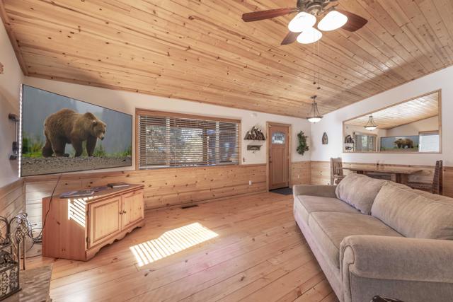 1239 E Alpinview Drive, Big Bear CA: https://media.crmls.org/mediaz/4633231b-892b-41b3-8d0e-f3c6256f7e74.jpg
