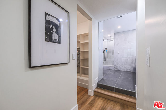 133 S Oakhurst Drive, Beverly Hills CA: https://media.crmls.org/mediaz/46342284-c11c-43cd-8437-97df4ff4ac14.jpg