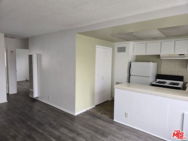 1233 Tamarind Avenue, Los Angeles CA: https://media.crmls.org/mediaz/46363019-cd12-4af7-9bcc-08dd3795af33.jpg