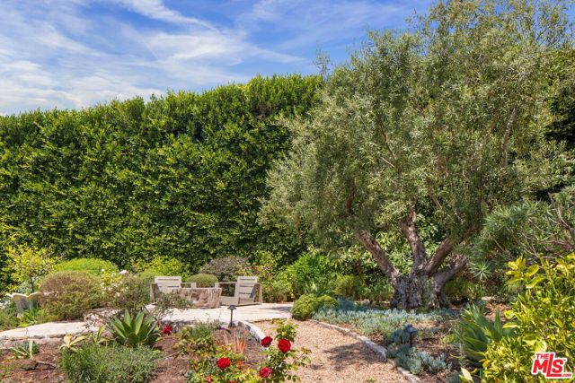 937 & 935 Las Lomas Avenue, Pacific Palisades CA: https://media.crmls.org/mediaz/463711be-2a68-4509-8c8a-713bdf6539f2.jpg