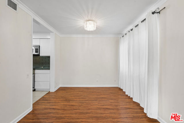 818 S Lucerne Boulevard, Los Angeles CA: https://media.crmls.org/mediaz/4637c6b1-d330-4766-b415-277e0aacaf36.jpg