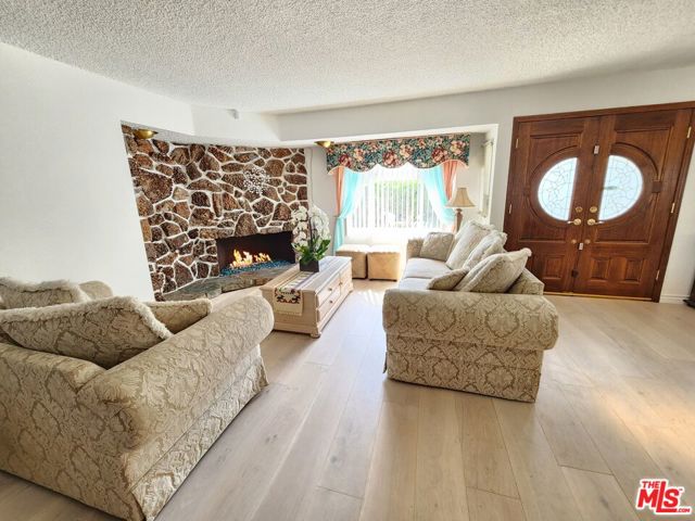 8130 Grimsby Avenue, Los Angeles CA: https://media.crmls.org/mediaz/4637e593-9897-4228-a616-d8cb93a6a113.jpg