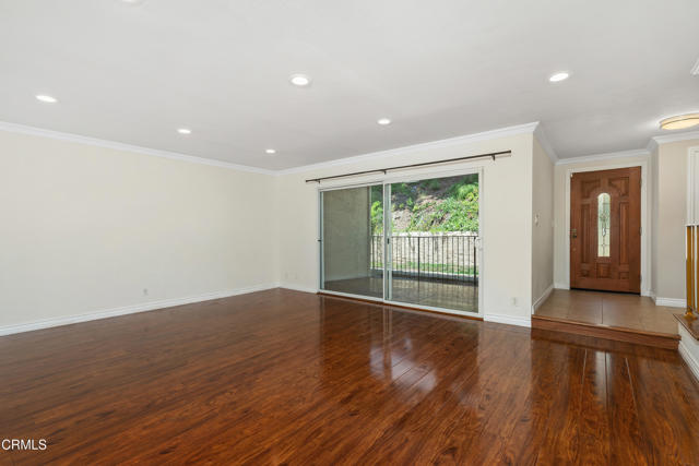 9503 Via Venezia, Burbank CA: https://media.crmls.org/mediaz/46381918-22d0-4071-9512-1a40d1ed4f89.jpg