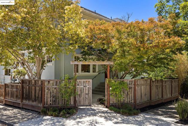 2842 Ashby Ave, Berkeley CA: https://media.crmls.org/mediaz/4638ed65-a15c-4383-bf07-cd4de0b91c48.jpg