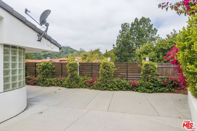 3136 Floye Drive, Los Angeles CA: https://media.crmls.org/mediaz/463d1913-5e3a-4fd0-b07d-c71310f81577.jpg