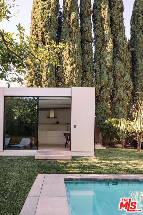 947 N Martel Avenue, Los Angeles CA: https://media.crmls.org/mediaz/463d2ae0-66a1-4a2a-ba94-4d697cf0e094.jpg