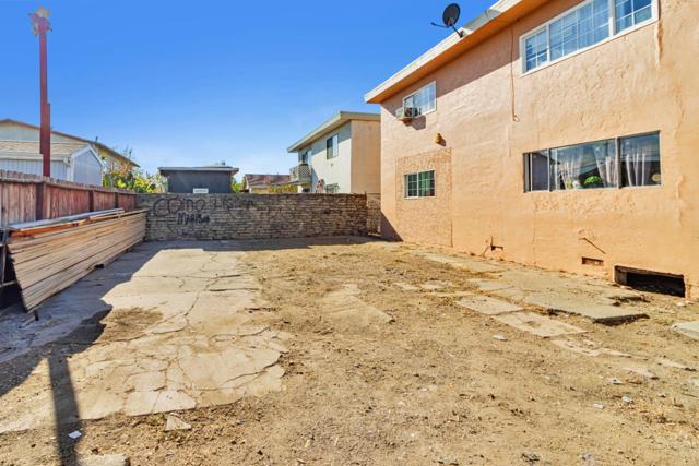 748 Clara Street, Oakland CA: https://media.crmls.org/mediaz/463de5d6-127f-4d32-af8f-439aa1981926.jpg