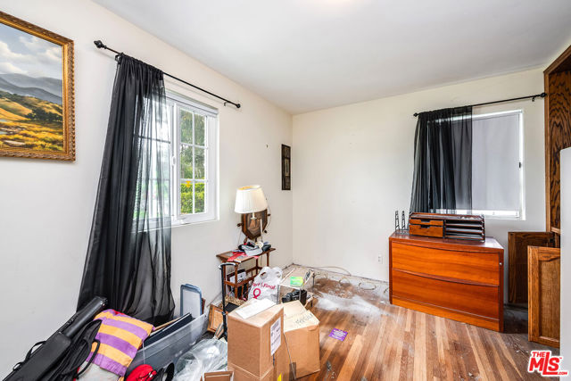 10355 Camarillo Street, Toluca Lake CA: https://media.crmls.org/mediaz/463df813-e31f-4553-96ee-2e38f0b1e8a3.jpg