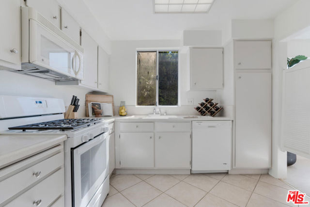 15060 Victory Boulevard, 105 photo 5