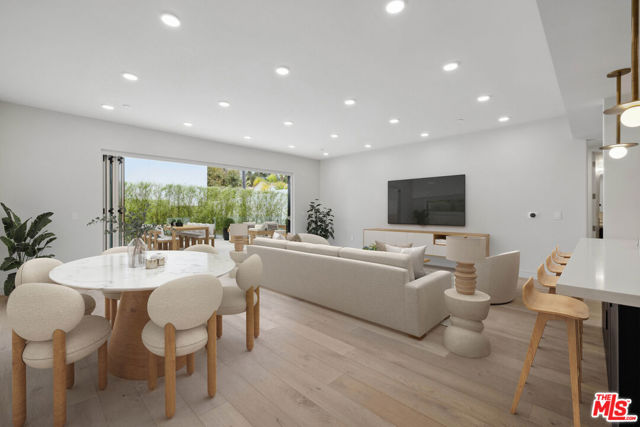 505 S Barrington Avenue, Los Angeles CA: https://media.crmls.org/mediaz/463e23c3-b176-420e-b3bf-7a1024ba4bac.jpg